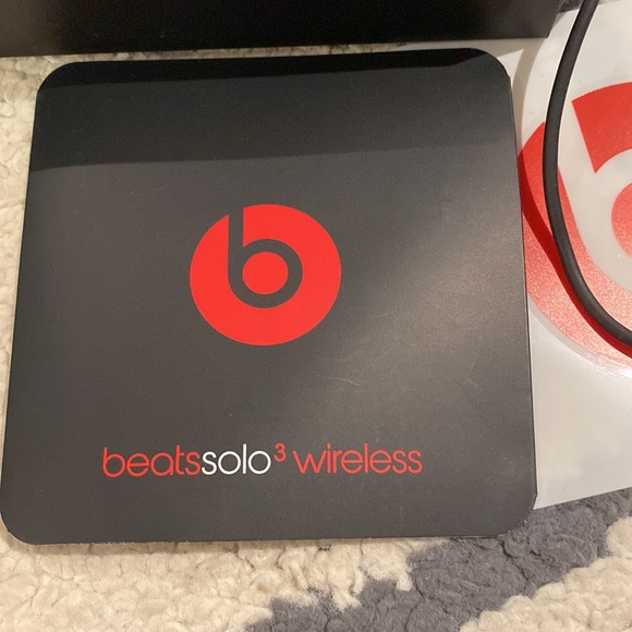 BEATS SOLO 3 WIRELESS HEADPHONES NEVER USED - Picture 10 of 12